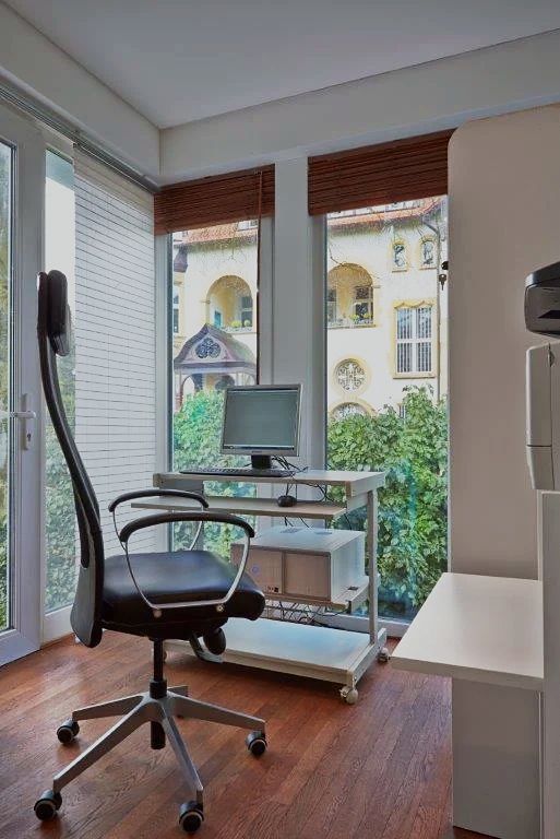 Arbeitsplatz mit Bildschirm an einem Fenster der Praxis