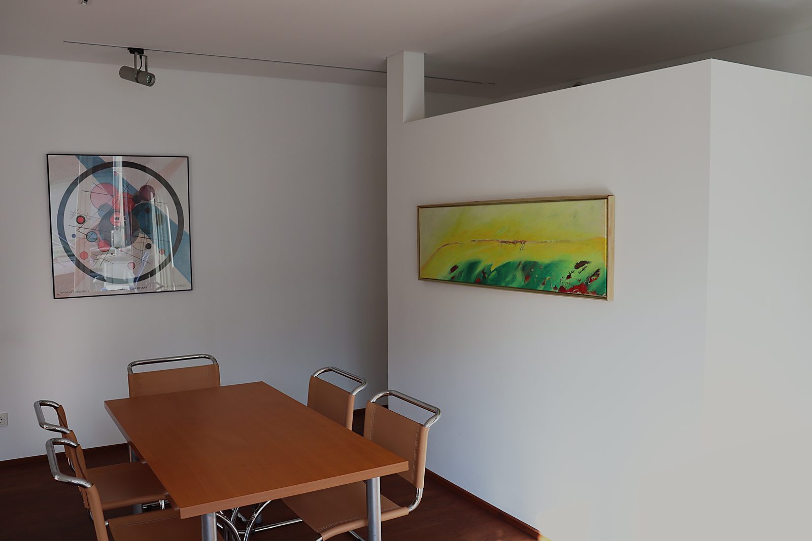 Beratungsraum mit Besprechungstisch und Kunst an den Wänden