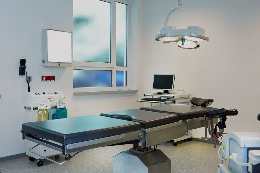 Operationssaal der Praxis mit OP-Tisch, Operationsleuchte und Monitor
