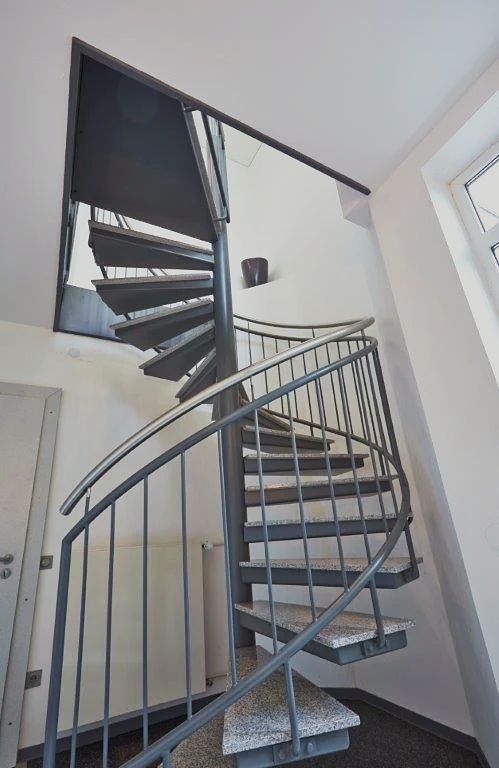 Wendeltreppe im Inneren der Praxis